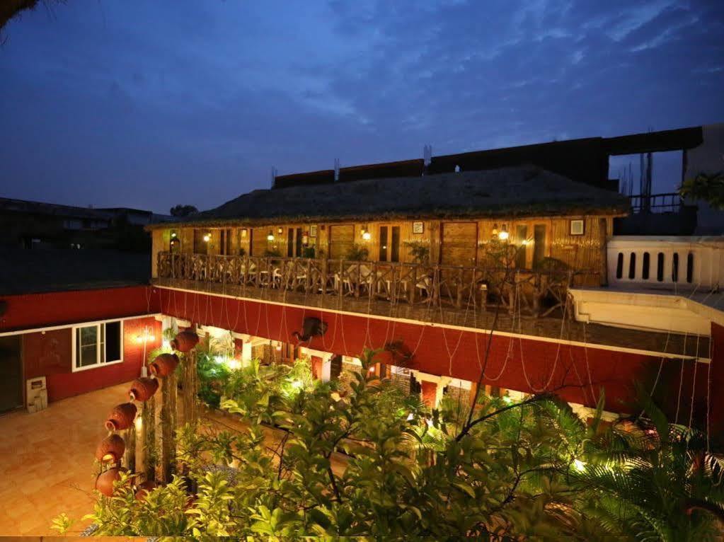 Heritage Hotel Лакнау Екстериор снимка