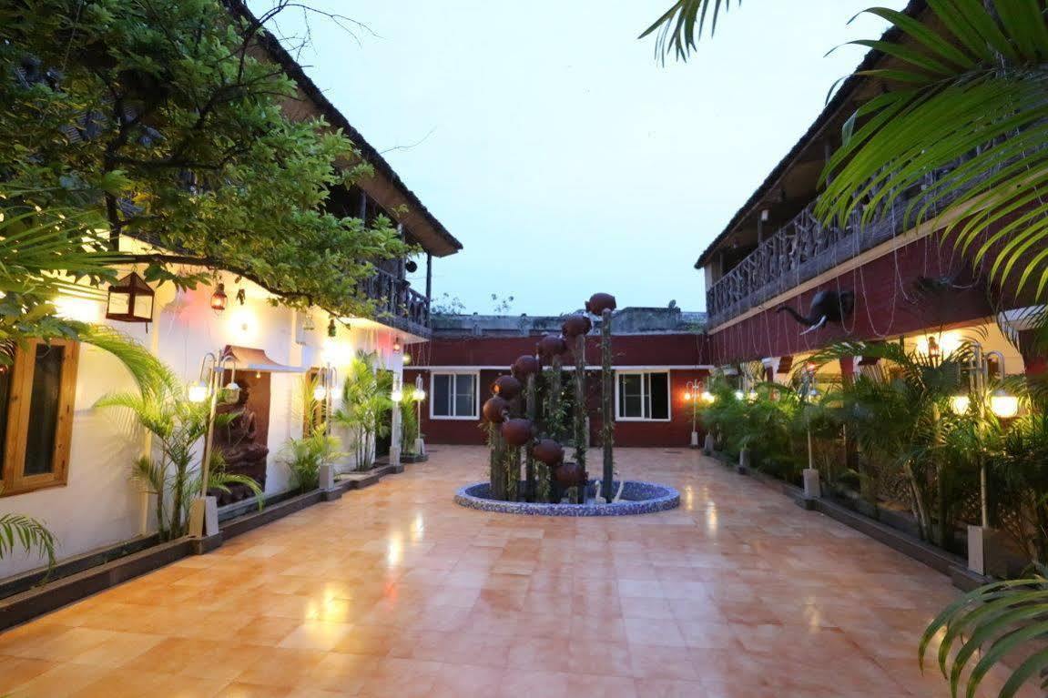 Heritage Hotel Лакнау Екстериор снимка